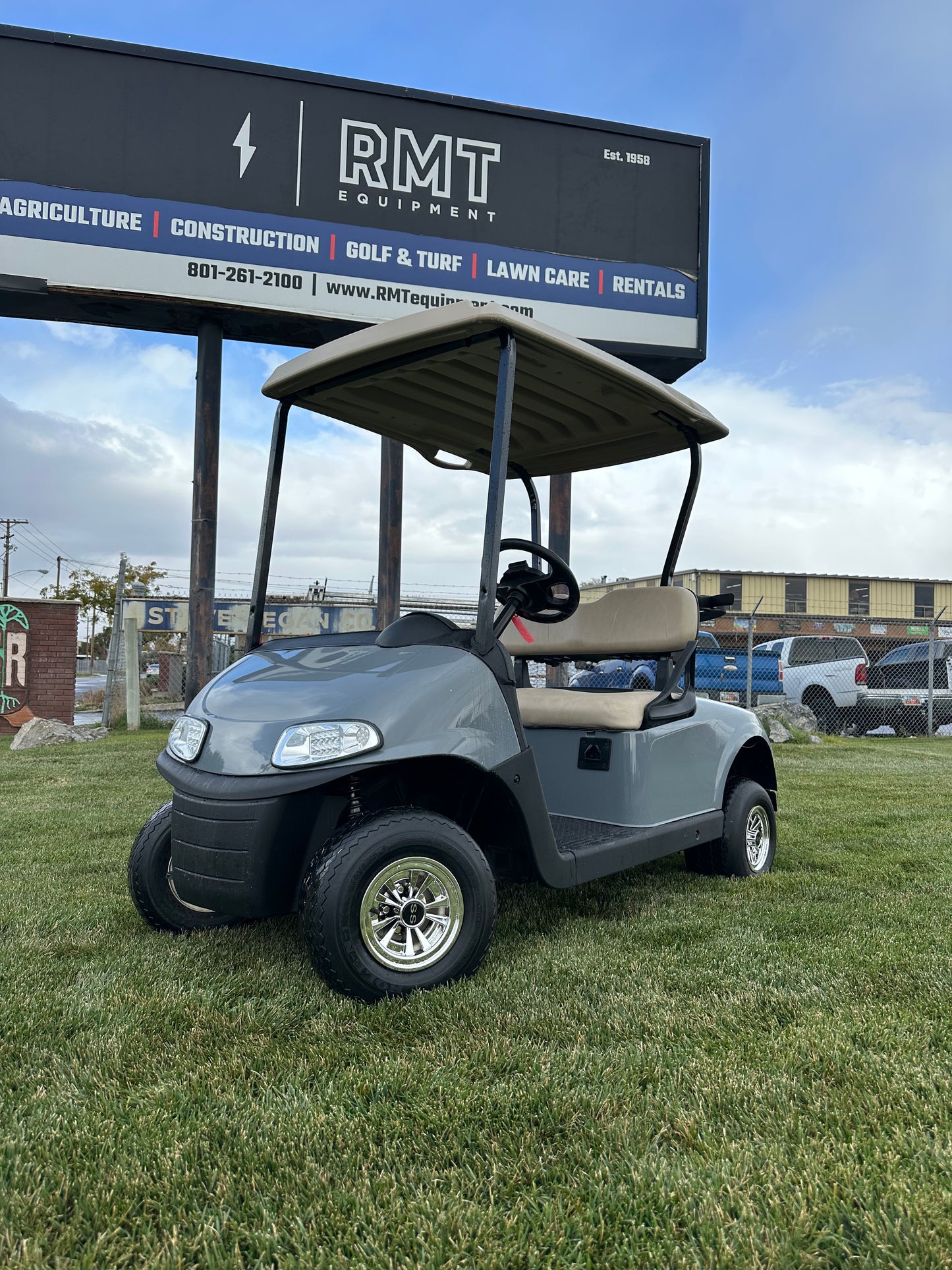 EZGO RXV ELITE LITHIUM GOLF CAR with LIGHTS