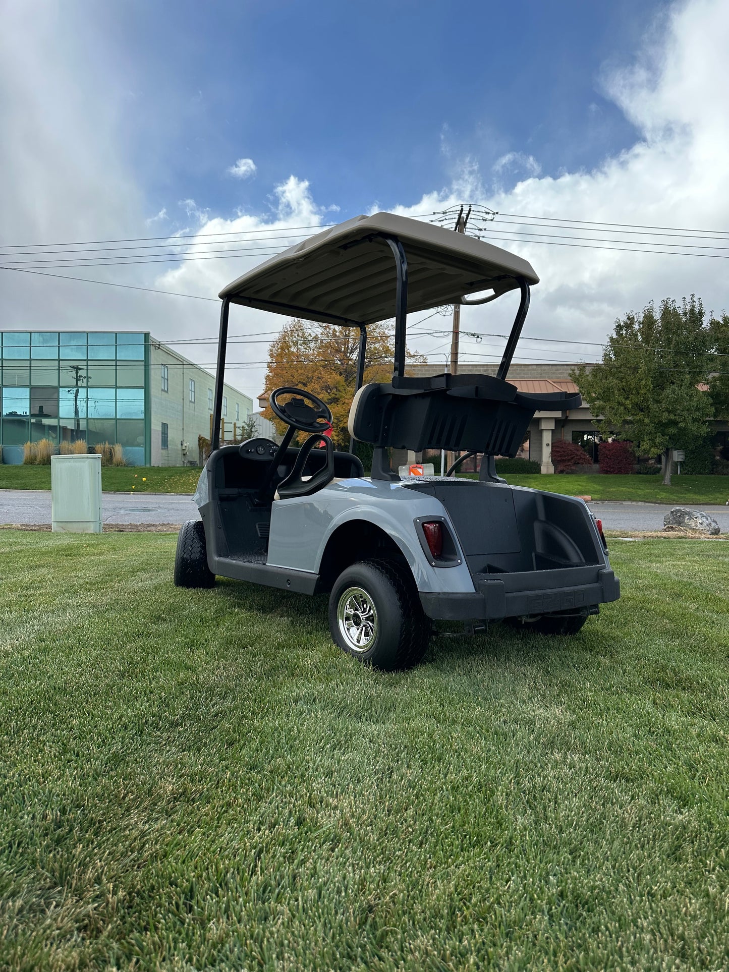 EZGO RXV ELITE LITHIUM GOLF CAR with LIGHTS