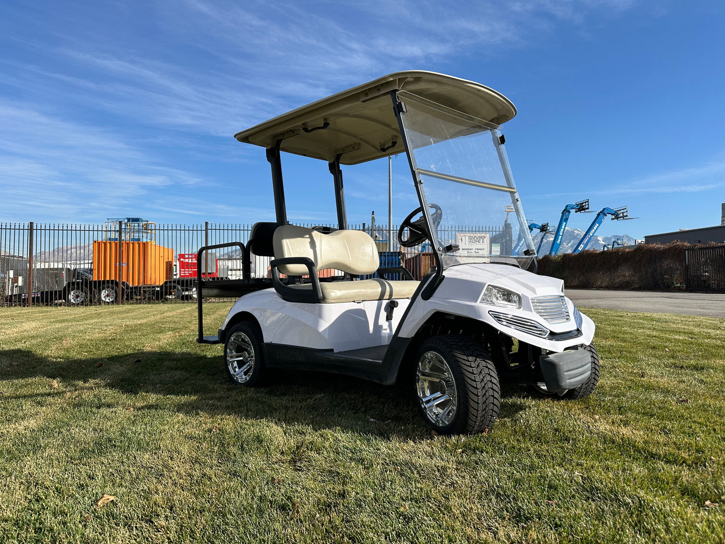 GAS YAMAHA MADJAX DRIVE EFI GAS GOLF CAR 4-PASSENGER